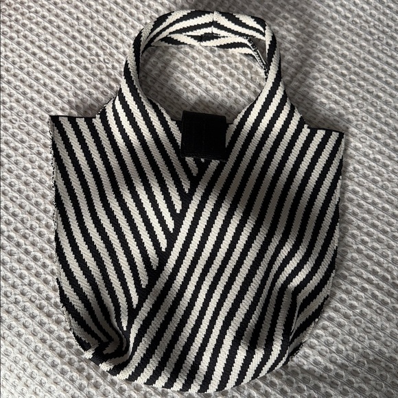 Very cute black and white handbag. - Picture 2 of 4